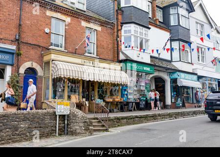 Lyme Regis Stadtzentrum mit unabhängigen Geschäften an der Broad Street, Dorset, England, UK, 2023 Stockfoto