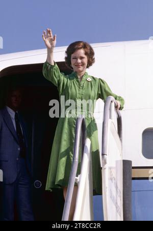 ROSALYNN CARTER (* 18. August 1927 bis 19. November 2023) war eine US-amerikanische Schriftstellerin und Aktivistin, die von 1977 bis 1981 als First Lady der Vereinigten Staaten fungierte. Während der Jahrzehnte war sie im öffentlichen Dienst, war sie eine führende Befürworterin für zahlreiche Ursachen, einschließlich der psychischen Gesundheit. DATEIFOTO AUFGENOMMEN AM: 2. Januar 1977, USA: First Lady ROSALYNN CARTER weht vor dem Einstieg in ein Flugzeug, um eine Mission nach Südamerika zu starten. (Kreditbild: © Ken Hawkins/ZUMA Press Wire) NUR REDAKTIONELLE VERWENDUNG! Nicht für kommerzielle ZWECKE! Stockfoto