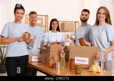 Porträt von Freiwilligen, die Lebensmittel im Lager verpacken Stockfoto