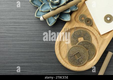 Akupunkturnadeln, Moxastöcke und antike chinesische Münzen auf Holztisch, flach gelegt. Leerzeichen für Text Stockfoto