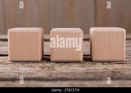 Internationale Organisation für Normung. Würfel mit der Abkürzung ISO auf Holztisch, Großansicht Stockfoto