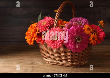 Wunderschöne wilde Blumen in Korb auf Holztisch Stockfoto