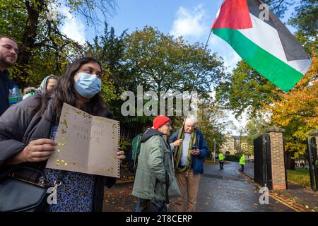 Snaresbrook Crown Court, London, Großbritannien. Dienstag, 14. November 2023. Der sechswöchige Prozess gegen acht Angeklagte, bekannt als Elbit Eight, läuft wegen Anklage, einschließlich Verschwörung zur Begehung von strafrechtlichen Schäden, Verschwörung zum Einbruch und Verschwörung zur Erpressung für drei Angeklagte. Der Fall betrifft Maßnahmen gegen Elbit Systems, einen der größten israelischen Waffenhersteller im Vereinigten Königreich. Stockfoto