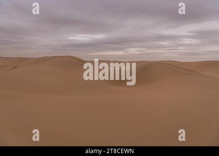 Dramatischer Himmel über den endlosen Sanddünen der Wüste Gobi in der Inneren Mongolei, China. Hintergrund mit Kopierraum für Text Stockfoto