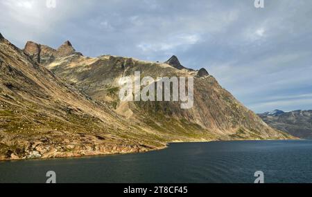 Die steilen, vergletscherten Granitgipfel der Westseite des Prinz christian Sound in südgrönland von einem Kreuzfahrtschiff aus Stockfoto