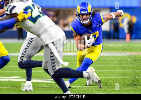 Inglewood, CA. November 2023. Los Angeles Rams Wide Receiver Puka Nacua (17) fängt den Pass, im vierten Quartal während des NFL-Fußballspiels gegen die Seattle Seahawks. Pflichtfoto: Louis Lopez/Cal Sport Media/Alamy Live News Stockfoto