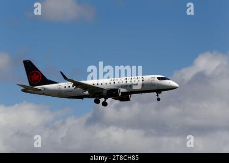 Air Canada Express, Embrear 175 Jet absteigend. Montreal, Quebec, Kanada. Stockfoto