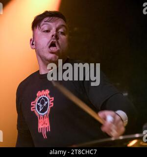 Nottingham, Vereinigtes Königreich. 19. November 2023, Veranstaltung: Rock City. Die Schwestern der Barmherzigkeit. IM BILD: Der Jungfrau-Marys-Drummer. Quelle: Mark Dunn/Alamy Live News Stockfoto