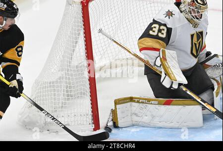 Pittsburgh, Usa. November 2023. Matt Nieto (83) verpasst die Ecke des Tores, als der Torwart der Vegas Golden Knights Adin Hill (33) in der zweiten Phase in der PPG Paintings Arena in Pittsburgh am Sonntag, den 19. November 2023, den ersten Platz einnimmt. Foto von Archie Carpenter/UPI. Quelle: UPI/Alamy Live News Stockfoto