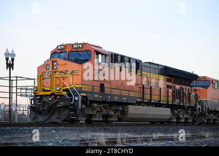 Stanwood, WA, USA - 17. November 2023; BNSF-Lokomotive an der Spitze des Güterzugs im Morgenlicht Stockfoto