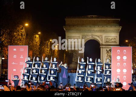 Paris, Frankreich. November 2023. Der Schauspieler Gilles Lellouche eröffnet am 19. November 2023 in Paris die Weihnachtsbeleuchtung auf der Champs-Elysees. Die Champs-Elysées werden vom 19. November 2023 bis 7. Januar 2024 mit tausend Lichtern leuchten. Quelle: Bernard Menigault/Alamy Live News Stockfoto