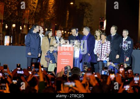 Paris, Frankreich. November 2023. Der Schauspieler Gilles Lellouche eröffnet am 19. November 2023 in Paris die Weihnachtsbeleuchtung auf der Champs-Elysees. Die Champs-Elysées werden vom 19. November 2023 bis 7. Januar 2024 mit tausend Lichtern leuchten. Quelle: Bernard Menigault/Alamy Live News Stockfoto