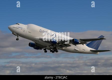 Everett, WA, USA – 13. November 2023; Boeing modifizierte 747 Dreamlifter Supply Chain Logistikflugzeuge, die von Atlas Air betrieben werden und in den Himmel starten Stockfoto