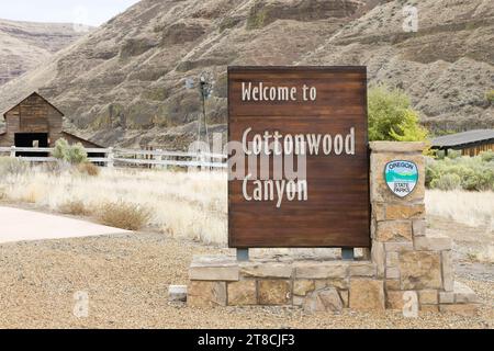 Moro, OR, USA - 11. Oktober 2023; Willkommen im Cottonwood Canyon Schild in Landschaft im Oregon State Park Stockfoto