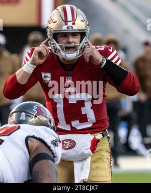 Santa Clara, Usa. November 2023. San Francisco 49ers Quarterback Brock Purdy (13) ruft ein Audible gegen die Tampa Bay Buccaneers im Levi's Stadium in Santa Clara an. Kalifornien am Sonntag, 17. November 2023. Die 49ers haben den Bucs 27-14. Foto: Terry Schmitt/UPI Credit: UPI/Alamy Live News Stockfoto