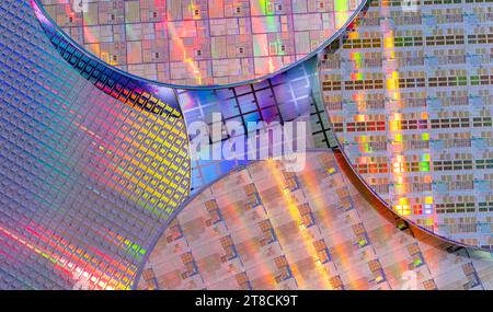 Silizium-Wafer mit Mikrochips, die in der Elektronik für die Herstellung von integrierten Schaltungen verwendet werden Stockfoto