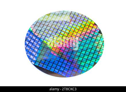 Bunte Siliziumwafer mit Chips isoliert auf weißem Hintergrund Stockfoto