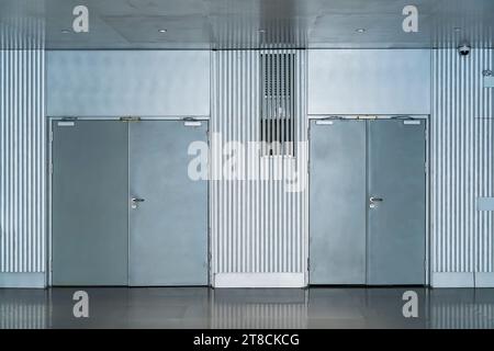 Aluminiumlegierung Baudekoration technisches Material, verchromter Türgriff zum Öffnen oder Schließen von Türen. Stockfoto