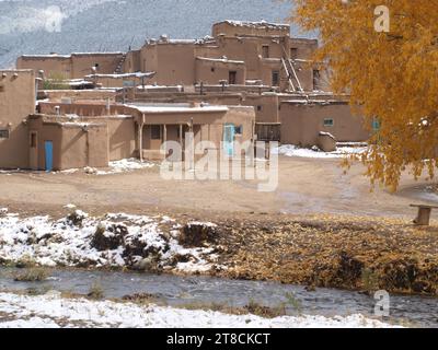 Taos Pueblo adobe-Wohnung und Red Willow Creek Stockfoto