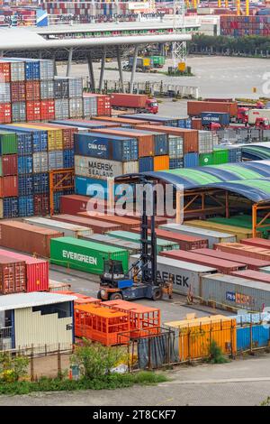 SHENZHEN, CHINA - 29. Mai 2022: Gabelstapler am Schiffshafen mit Containerterminal im Hafen der Freihandelszone Yantian Port, Stadt Shenzhen, Stockfoto