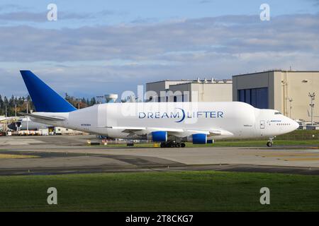 Everett, WA, USA – 13. November 2023; Boeing Modified 747 Dreamlifter, betrieben von Atlas Air im Paine Field vor dem Fabrikgebäude Stockfoto