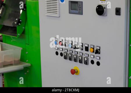 Automatische Recyclingmaschine für Kupferkabel. Schrottkabel Drahtgranuliermaschine. Selektiver Fokus. Stockfoto