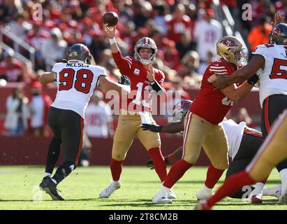 Santa Clara, Usa. November 2023. San Francisco 49ers Starting Quarterback Brock Purdy (13) wirft unter Druck gegen Tampa Bay Buccaneers' Anthony Nelson (98) im ersten Viertel im Levi's Stadium in Santa Clara, Kalifornien, am Sonntag, den 19. November 2023. (Foto: Nhat V. Meyer/Bay Area News Group/TNS/SIPA USA) Credit: SIPA USA/Alamy Live News Stockfoto