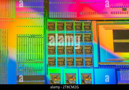 Silizium-Wafer mit Mikrochips, die in der Elektronik für die Herstellung von integrierten Schaltungen verwendet werden Stockfoto