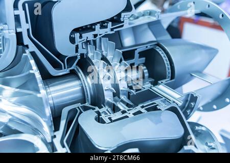 Modell eines Turbinenmotors mit Längsschnitt zur Untersuchung der Anordnung von Schaufeln und Brennkammern Stockfoto