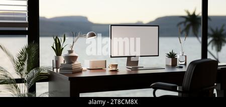 Ein moderner privater Büroarbeitsplatz mit einem Computermockup mit weißem Bildschirm, Topfpflanzen und Zubehör auf einem Tisch vor dem Fenster mit Blick auf den See. Stockfoto