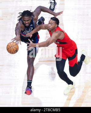 Toronto, Kanada. November 2023. Isaiah Stewart (L) von Detroit Pistons streitet mit Scottie Barnes von Toronto Raptors während des NBA-Spiels 2023-2024 zwischen Toronto Raptors und Detroit Pistons in Toronto, Kanada, am 19. November 2023. Quelle: Zou Zheng/Xinhua/Alamy Live News Stockfoto