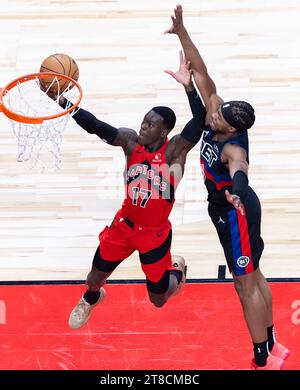 Toronto, Kanada. November 2023. Dennis Schroder (L) von Toronto Raptors spielte 2023-2024 im NBA-Spiel zwischen Toronto Raptors und Detroit Pistons in Toronto, Kanada, am 19. November 2023. Quelle: Zou Zheng/Xinhua/Alamy Live News Stockfoto