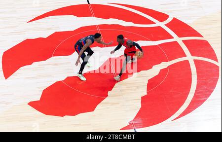 Toronto, Kanada. November 2023. Dennis Schroder (R) von Toronto Raptors fährt den Ball während des NBA-Spiels 2023-2024 zwischen Toronto Raptors und Detroit Pistons in Toronto, Kanada, am 19. November 2023. Quelle: Zou Zheng/Xinhua/Alamy Live News Stockfoto