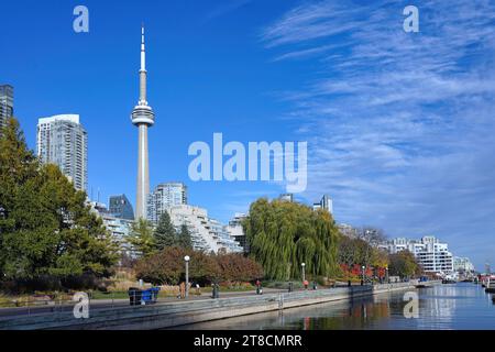 Uferpfad in Toronto, mit Park- und Apartmentgebäuden im Hintergrund Stockfoto