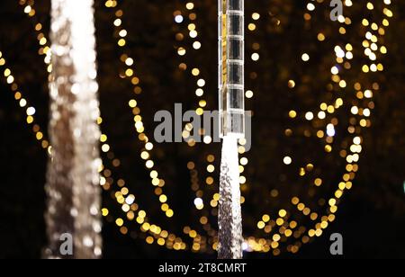 Paris, Frankreich. November 2023. Am 19. November 2023 werden die Lichter der Weihnachtszeit über einem Brunnen an der Champs-Elysees Avenue in Paris, Frankreich, gesehen. Die jährliche Weihnachtsfeier fand hier am Sonntag statt. Quelle: Gao Jing/Xinhua/Alamy Live News Stockfoto