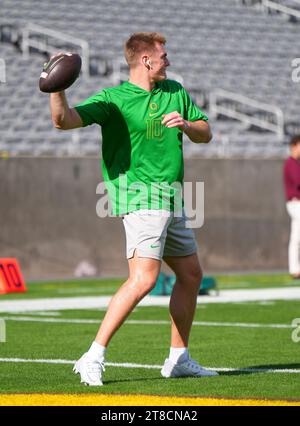 Gilbert, Arizona, USA. November 2023. Bo Nix (10) während der Aufwärmphase im Mountain America Stadium. Die Arizona State Sundevils waren Gastgeber der Oregon Ducks (Credit Image: © Steven Davis/ZUMA Press Wire) NUR FÜR REDAKTIONELLE ZWECKE! Nicht für kommerzielle ZWECKE! Stockfoto