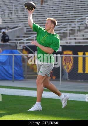 Gilbert, Arizona, USA. November 2023. Bo Nix (10) während der Aufwärmphase im Mountain America Stadium. Die Arizona State Sundevils waren Gastgeber der Oregon Ducks (Credit Image: © Steven Davis/ZUMA Press Wire) NUR FÜR REDAKTIONELLE ZWECKE! Nicht für kommerzielle ZWECKE! Stockfoto