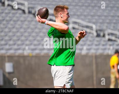 Gilbert, Arizona, USA. November 2023. Bo Nix (10) während der Aufwärmphase im Mountain America Stadium. Die Arizona State Sundevils waren Gastgeber der Oregon Ducks (Credit Image: © Steven Davis/ZUMA Press Wire) NUR FÜR REDAKTIONELLE ZWECKE! Nicht für kommerzielle ZWECKE! Stockfoto