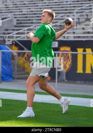 Gilbert, Arizona, USA. November 2023. Bo Nix (10) während der Aufwärmphase im Mountain America Stadium. Die Arizona State Sundevils waren Gastgeber der Oregon Ducks (Credit Image: © Steven Davis/ZUMA Press Wire) NUR FÜR REDAKTIONELLE ZWECKE! Nicht für kommerzielle ZWECKE! Stockfoto