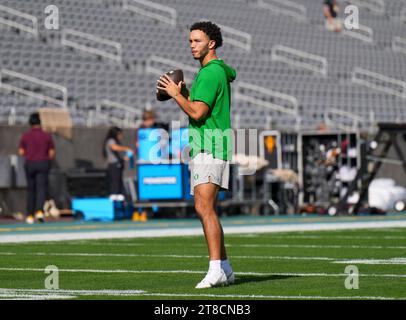 Gilbert, Arizona, USA. November 2023. Ty Thompson (13) während der Aufwärmphase im Mountain America Stadium. Die Arizona State Sundevils waren Gastgeber der Oregon Ducks (Credit Image: © Steven Davis/ZUMA Press Wire) NUR FÜR REDAKTIONELLE ZWECKE! Nicht für kommerzielle ZWECKE! Stockfoto