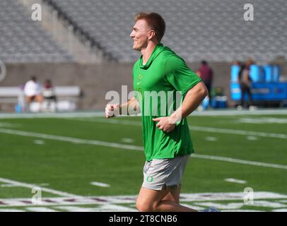 Gilbert, Arizona, USA. November 2023. Bo Nix (10) während der Aufwärmphase im Mountain America Stadium. Die Arizona State Sundevils waren Gastgeber der Oregon Ducks (Credit Image: © Steven Davis/ZUMA Press Wire) NUR FÜR REDAKTIONELLE ZWECKE! Nicht für kommerzielle ZWECKE! Stockfoto