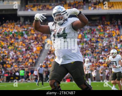 Gilbert, Arizona, USA. November 2023. Steven Jones (74) blitzt Forks im 3. Quartal nach einer Torwartfahrt im Mountain America Stadium auf. Die Arizona State Sundevils waren Gastgeber der Oregon Ducks (Credit Image: © Steven Davis/ZUMA Press Wire) NUR FÜR REDAKTIONELLE ZWECKE! Nicht für kommerzielle ZWECKE! Stockfoto