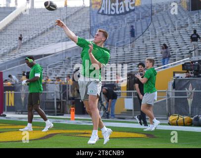 Gilbert, Arizona, USA. November 2023. Bo Nix (10) während der Aufwärmphase im Mountain America Stadium. Die Arizona State Sundevils waren Gastgeber der Oregon Ducks (Credit Image: © Steven Davis/ZUMA Press Wire) NUR FÜR REDAKTIONELLE ZWECKE! Nicht für kommerzielle ZWECKE! Stockfoto