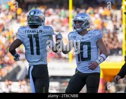 Gilbert, Arizona, USA. November 2023. Troy Franklin (11) und Bo Nix (10) feiern nach einem Touchdown im 3. Viertel im Mountain America Stadium. Die Arizona State Sundevils waren Gastgeber der Oregon Ducks (Credit Image: © Steven Davis/ZUMA Press Wire) NUR FÜR REDAKTIONELLE ZWECKE! Nicht für kommerzielle ZWECKE! Stockfoto