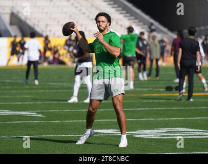 Gilbert, Arizona, USA. November 2023. Ty Thompson (13) während der Aufwärmphase im Mountain America Stadium. Die Arizona State Sundevils waren Gastgeber der Oregon Ducks (Credit Image: © Steven Davis/ZUMA Press Wire) NUR FÜR REDAKTIONELLE ZWECKE! Nicht für kommerzielle ZWECKE! Stockfoto