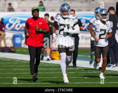 Gilbert, Arizona, USA. November 2023. Cole Martin (21) während der Aufwärmphase im Mountain America Stadium. Die Arizona State Sundevils waren Gastgeber der Oregon Ducks (Credit Image: © Steven Davis/ZUMA Press Wire) NUR FÜR REDAKTIONELLE ZWECKE! Nicht für kommerzielle ZWECKE! Stockfoto