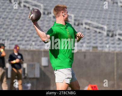 Gilbert, Arizona, USA. November 2023. Bo Nix (10) während der Aufwärmphase im Mountain America Stadium. Die Arizona State Sundevils waren Gastgeber der Oregon Ducks (Credit Image: © Steven Davis/ZUMA Press Wire) NUR FÜR REDAKTIONELLE ZWECKE! Nicht für kommerzielle ZWECKE! Stockfoto