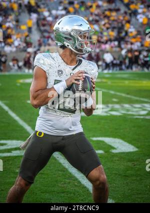 Gilbert, Arizona, USA. November 2023. Ty Thompson (3) wärmt sich während des 3. Viertels im Mountain America Stadium auf. Die Arizona State Sundevils waren Gastgeber der Oregon Ducks (Credit Image: © Steven Davis/ZUMA Press Wire) NUR FÜR REDAKTIONELLE ZWECKE! Nicht für kommerzielle ZWECKE! Stockfoto