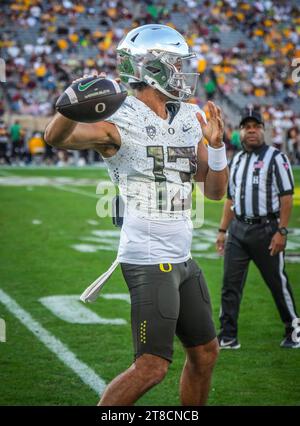 Gilbert, Arizona, USA. November 2023. Ty Thompson (3) wärmt sich während des 3. Viertels im Mountain America Stadium auf. Die Arizona State Sundevils waren Gastgeber der Oregon Ducks (Credit Image: © Steven Davis/ZUMA Press Wire) NUR FÜR REDAKTIONELLE ZWECKE! Nicht für kommerzielle ZWECKE! Stockfoto