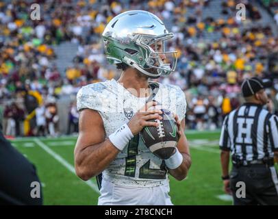 Gilbert, Arizona, USA. November 2023. Ty Thompson (3) aus Oregon wärmt sich während des 3. Viertels im Mountain America Stadium auf. Die Arizona State Sundevils waren Gastgeber der Oregon Ducks (Credit Image: © Steven Davis/ZUMA Press Wire) NUR FÜR REDAKTIONELLE ZWECKE! Nicht für kommerzielle ZWECKE! Stockfoto